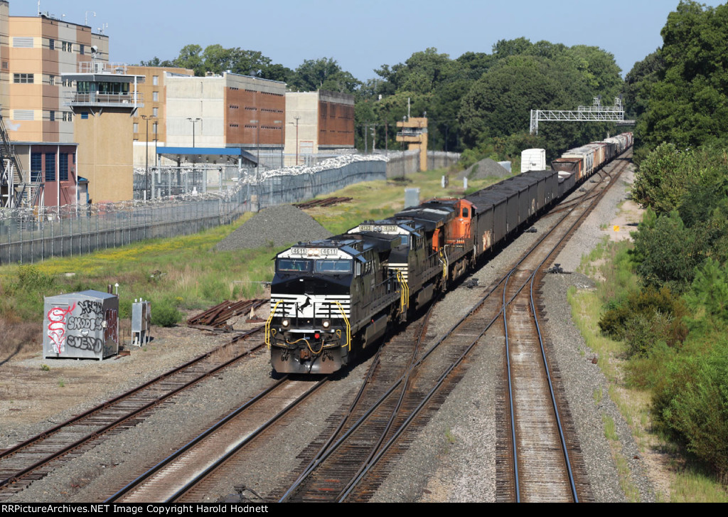 NS 4611 leads train 350 at Boylan